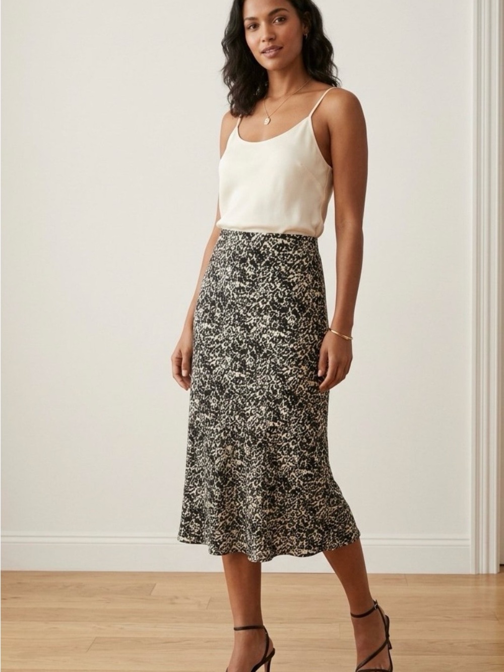 Evereve Printed Midi Skirt Size
Small Black Cream Elastic Waist
Skirt